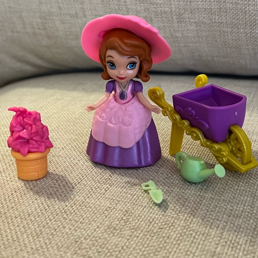Disney Sofia The First Enchanted Garden Sofia Doll Playset